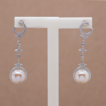 Aretes largos de plata con perla botón