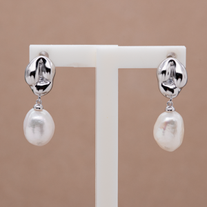 Aretes largos con perla irregular