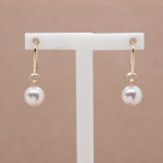 Aretes largos con perla natural y circón