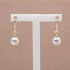 Aretes largos con perla natural y circón