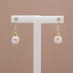 Aretes largos con perla oval y circón