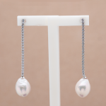 Aretes largos con circones y perla oval