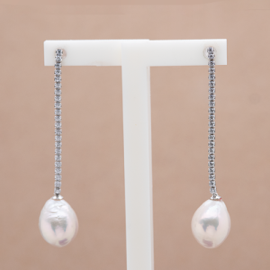 Aretes largos con circones y perla oval