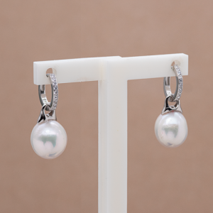 Aretes largos tipo huggie con perla natural