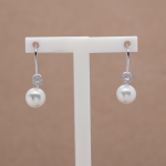 Aretes largos de plata con perla botón