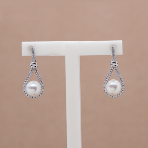 Aretes largos diseño gota con perla botón