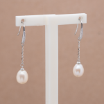 Aretes largos con cadena y perla oval