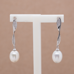 Aretes largos de plata con circones con perla oval