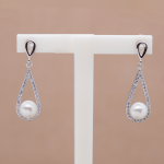 Aretes largos diseño gota con perla botón