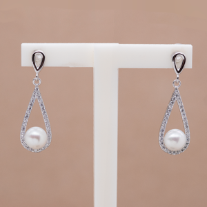 Aretes largos diseño gota con perla botón