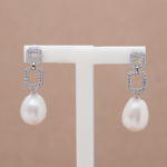 Aretes largos de perla oval diseño de 2 cuadros