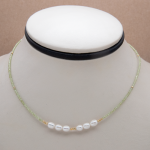 Choker corto de olivine con perla de arroz