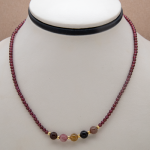 Collar corto de granate y turmalina