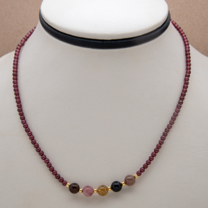 Collar corto de granate y turmalina