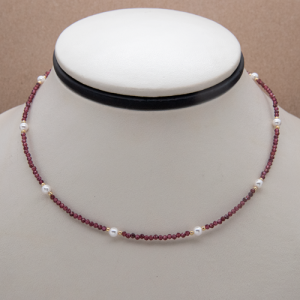 Choker de granate con madre perla