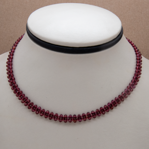 Collar corto de granate
