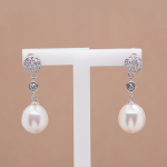 Aretes largos con perla oval