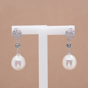 Aretes largos con perla oval