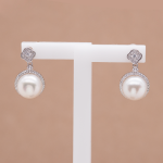 Aretes cortos de plata con perla botón