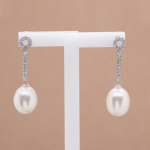 Aretes largos con perla oval