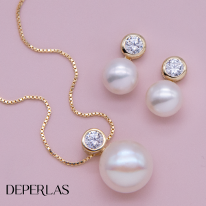 Juego de dije con cadena y aretes de perla cultivada y circón con bisel