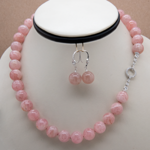 Juego de aretes y collar corto de cuarzo rosa