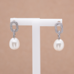 Aretes largos de plata con perla oval