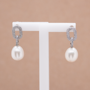 Aretes largos de plata con perla oval