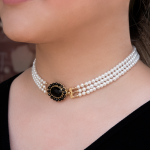 Choker de madre perla de 3 hilos con broche de ágata