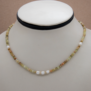 Collar corto de perla y jade verde