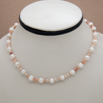 Collar corto de perla con piedra rosa