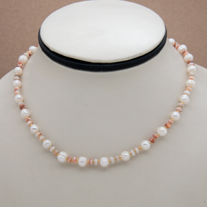 Collar corto de perla con piedra rosa