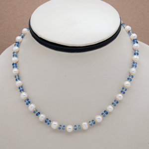 Collar corto de perla con cristales azules