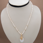 Collar corto de perla de arroz y perla núcleo