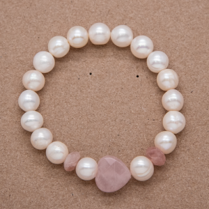 Pulsera de perla con dije de corazón en cuarzo rosa