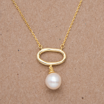 Collar con dije oval y perla