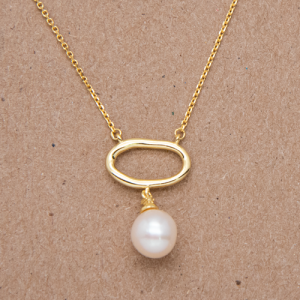 Collar con dije oval y perla
