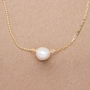 Collar corto con perla barroca