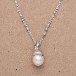 Collar con dije de perla oval