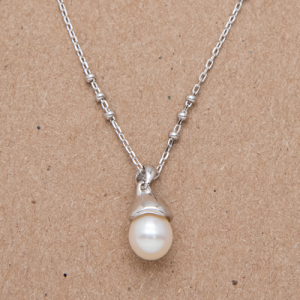 Collar con dije de perla oval