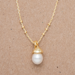 Collar con dije de perla oval