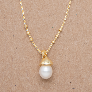 Collar con dije de perla oval