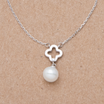 Collar de plata con dije de trébol con perla