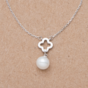 Collar de plata con dije de trébol con perla