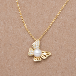 Collar con dije de mariposa