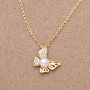 Collar con dije de mariposa