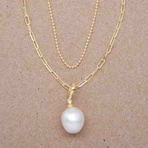 Collar doble con cadena punteada y eslabones con dije de perla drop