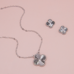Juego de collar y aretes diseño flor