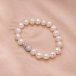 Pulsera de perla fina con broche de plata