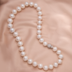 Collar de perla fina con broche de plata